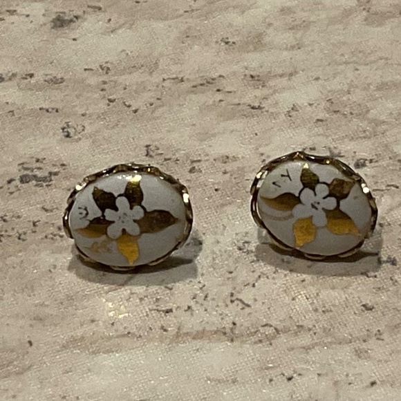 Handpainted Floral Earrings Vintage Signed White Gold pierced cameo style - Picture 2 of 9